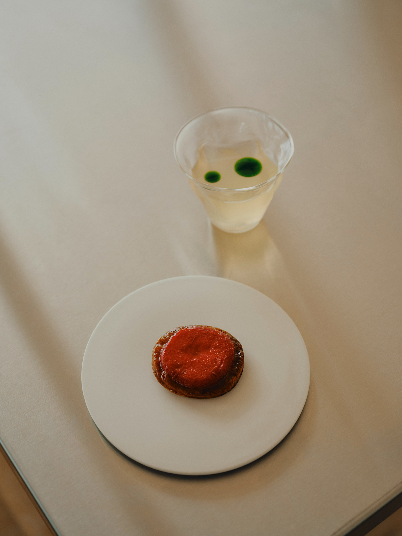 옥스하트 토마토, 흑설탕 타르트, 차갑게 식힌 토마토 티와 토마토 잎 오일