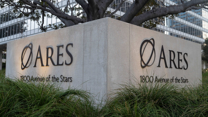 사무실 건물 앞에 나무와 잔디를 배경으로 Ares Management 로고와 ‘1800 Avenue of the Stars’가 새겨진 대형 콘크리트 표지판.