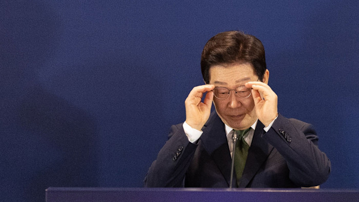 이재명이 안경을 고쳐 쓰고 있다