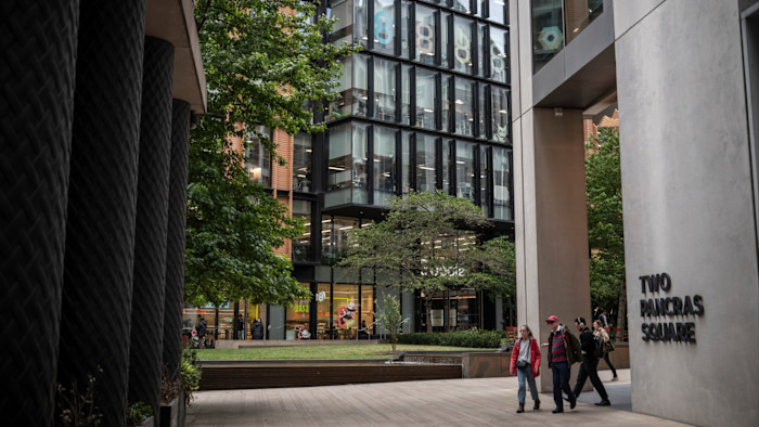 King’s Cross 지역의 현대식 오피스 빌딩과 ‘Two Pancras Square’라고 표시된 입구 주변을 걷는 사람들