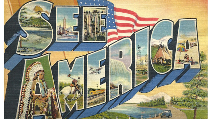‘See America’라는 문구와 미국의 다양한 이미지가 담긴 엽서. 글자 뒤로 성조기가 보인다.