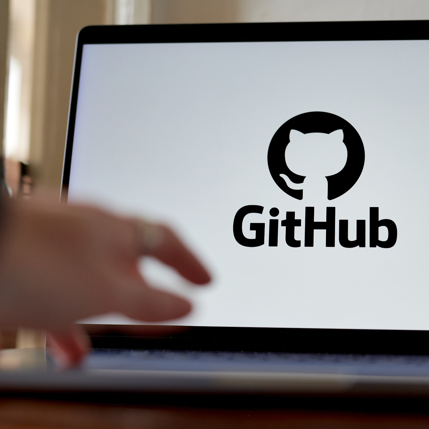 노트북 화면에 표시된 GitHub 로고.