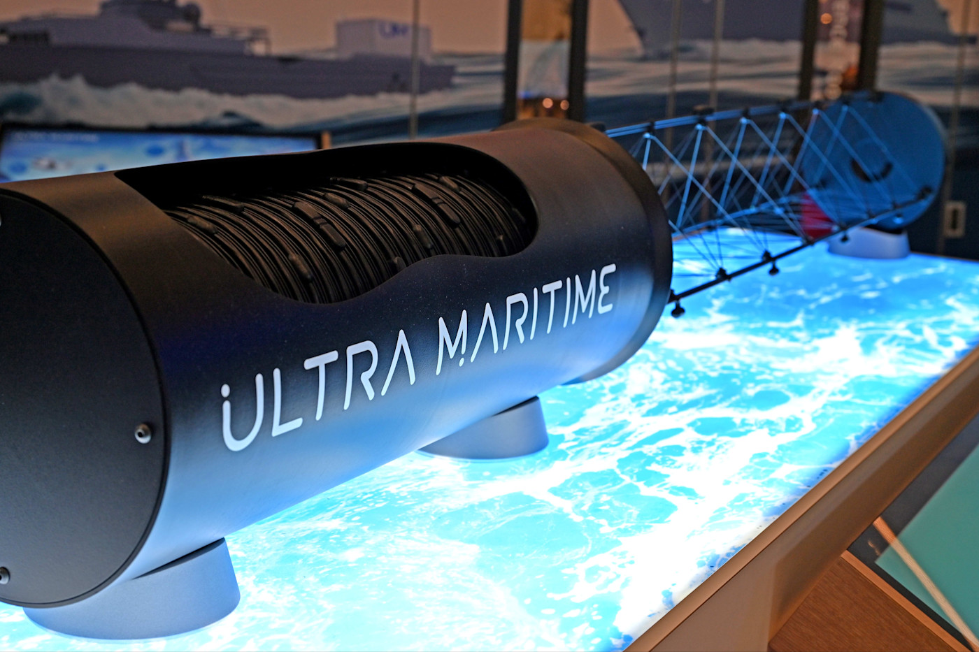 Ultra Maritime의 Sea Spear 대잠전 수중 감지 기술이 조명이 비치는 표면에 전시돼 있다.