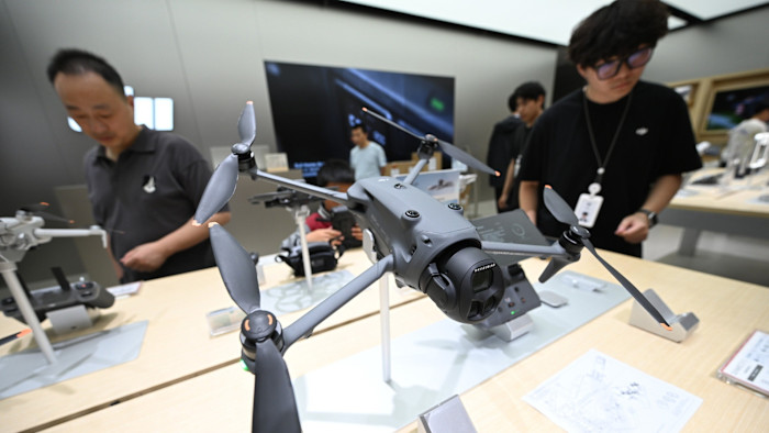 중국 난징의 DJI 매장에 새로 출시된 DJI Mavic 4 Pro 드론이 전시돼 있다