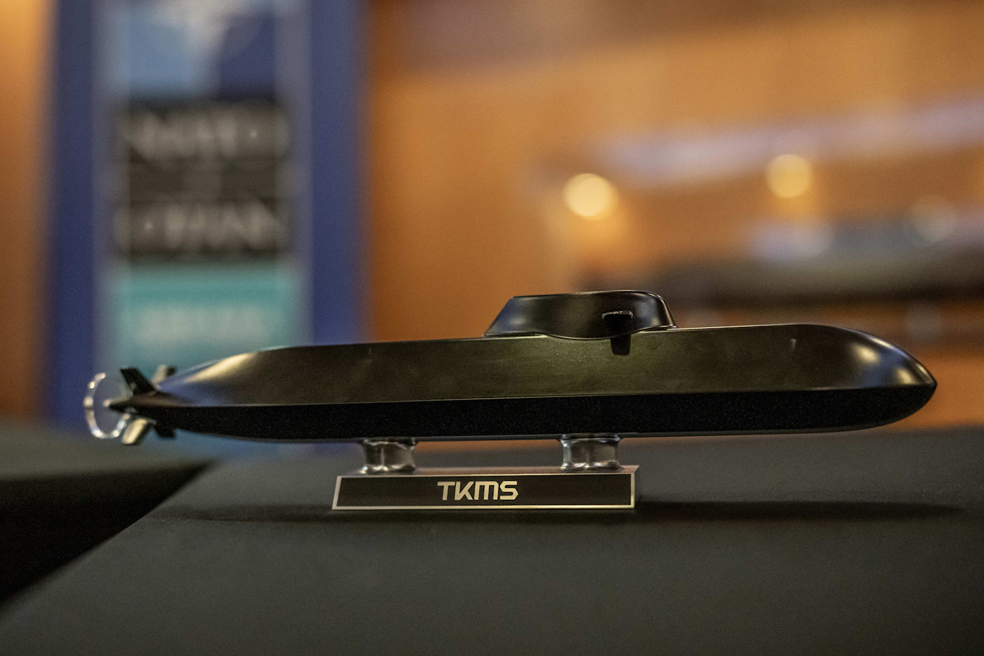 행사장에서 “TKMS”라고 적힌 받침대 위에 TKMS 잠수함 모형이 전시돼 있다.