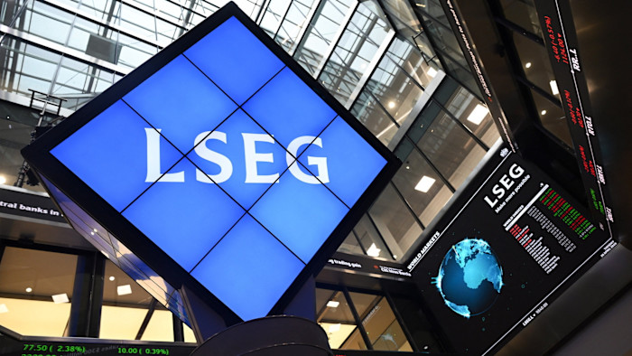LSEG 대형 디지털 간판과 주식시장 전광판이 있는 London Stock Exchange Group 사무실 중앙 아트리움.