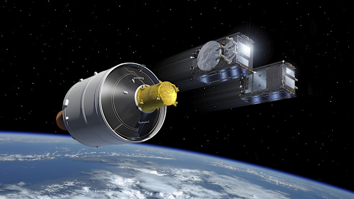지구 상공에서 Ariane 6 발사체와 분리되는 Galileo 위성 33호와 34호를 보여주는 삽화.