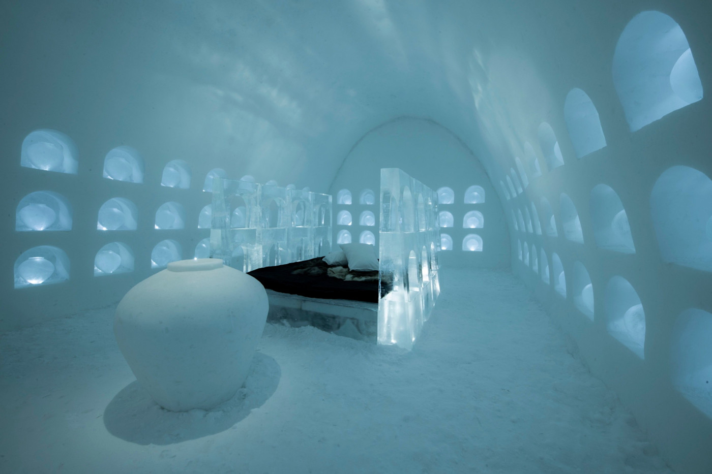 이재열과 이대호가 설계한 ICEHOTEL 35의 객실에는 얼음 벽의 아치형 벽감, 얼음 칸막이, 대형 눈 조형물이 있다.