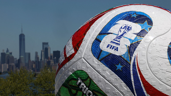 FIFA 2026 월드컵 공식 경기구인 대형 Trionda 축구공, 배경에는 뉴욕시 스카이라인.