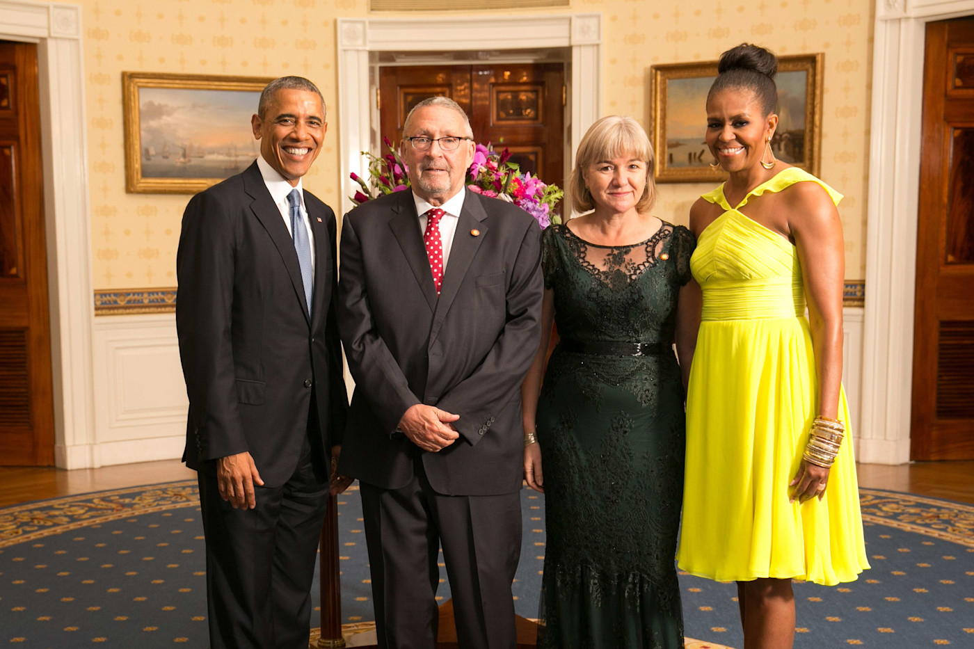 Barack Obama와 Michelle Obama가 백악관 블루룸에서 Guy Scott 박사 및 Charlotte Harland Scott 박사와 함께 서 있다.