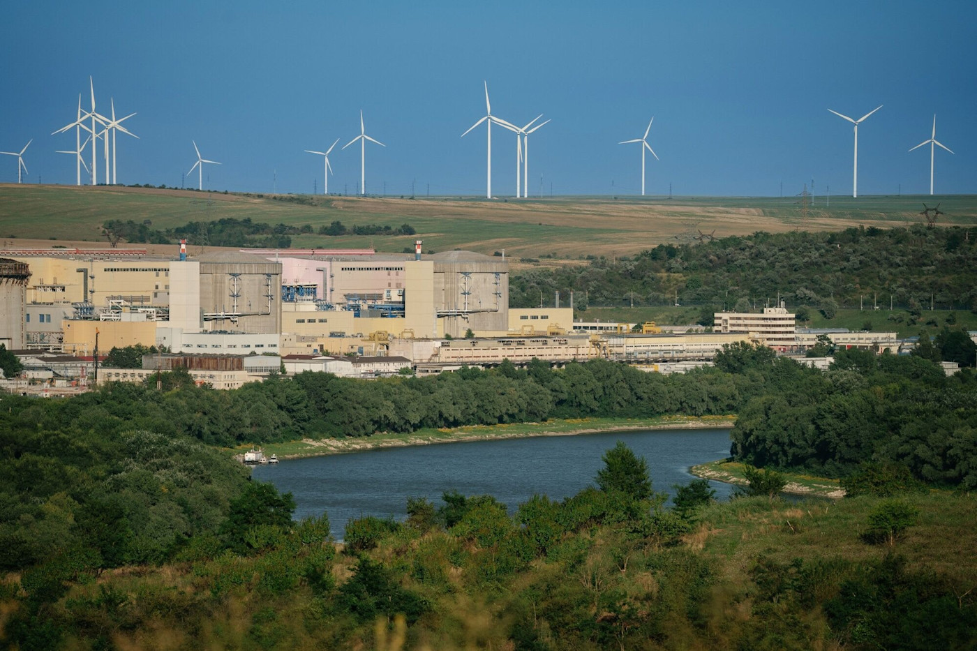 다뉴브강 옆 세르나보다 원자력발전소와 뒤편 언덕의 풍력 터빈.