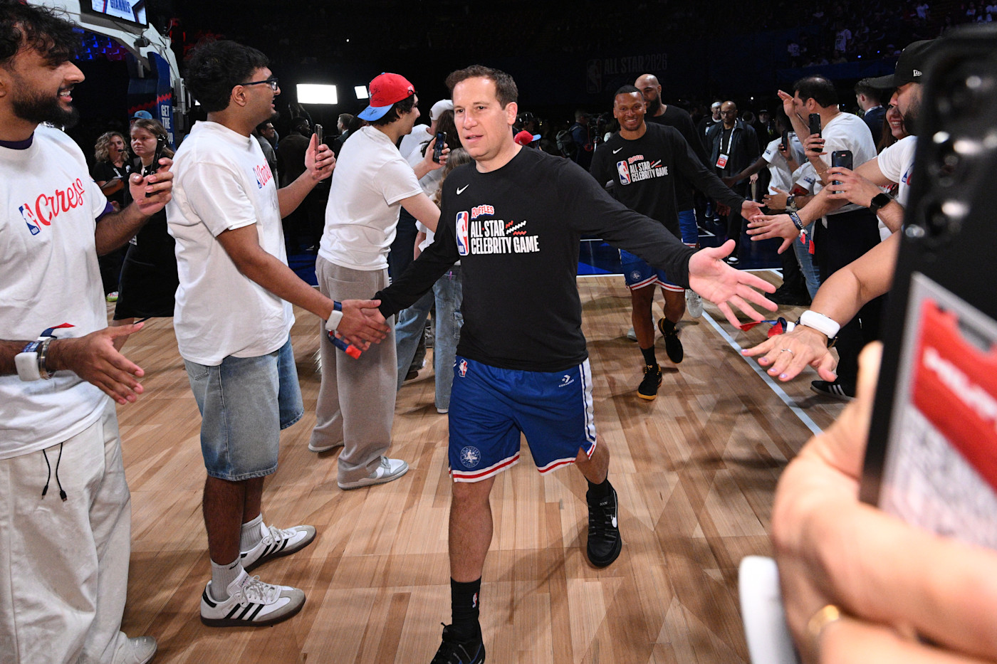 NBA 올스타 셀러브리티 경기 소개 중 팀 앤더슨의 맷 이시비아가 팬들과 하이파이브를 하고 있다.