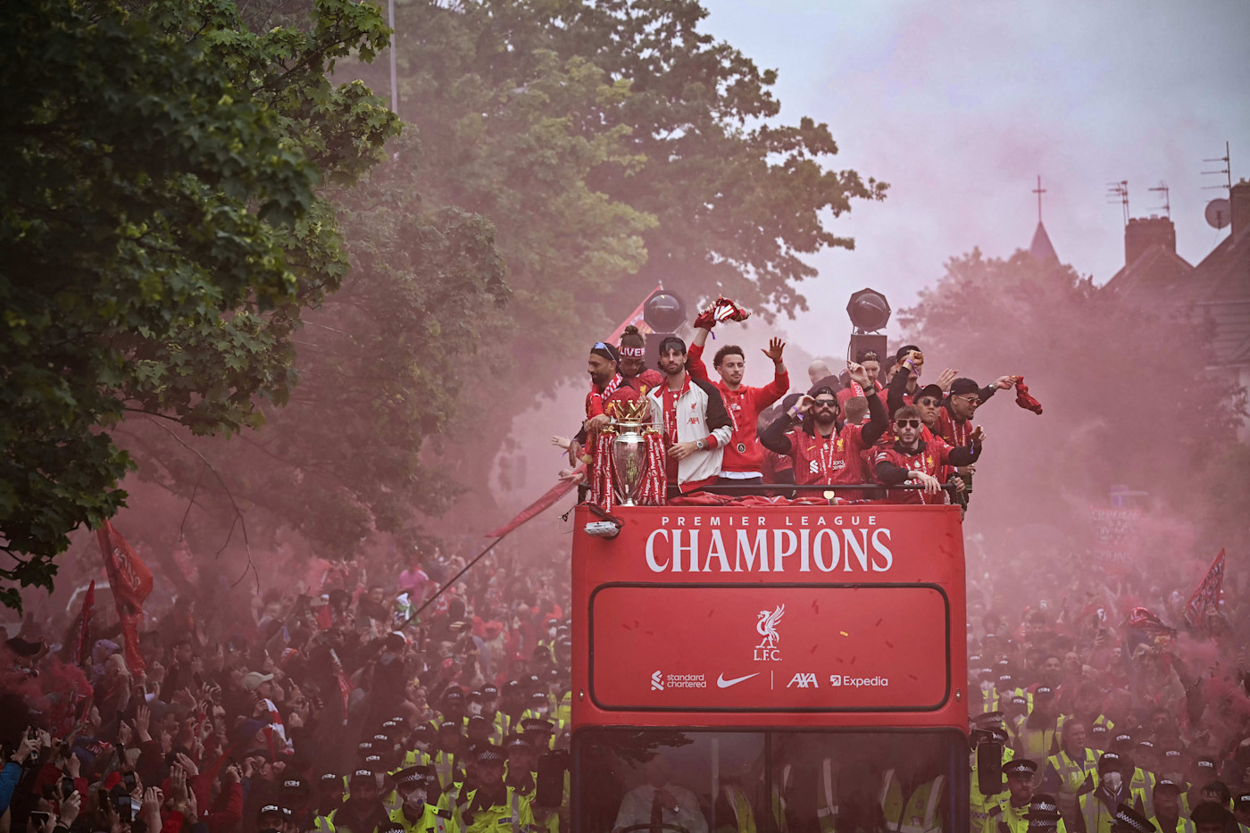 리버풀 우승 퍼레이드에서 버스 위 프리미어리그 트로피와 함께 기뻐하는 Mohamed Salah, Dominik Szoboszlai, Curtis Jones, Alisson Becker.