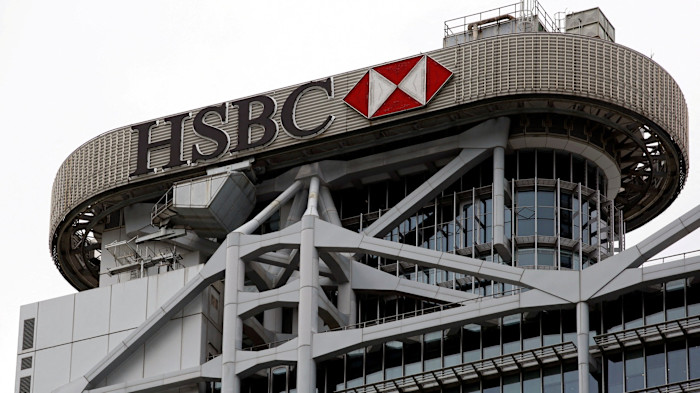 HSBC 홍콩 본사 외벽 상단에 표시된 HSBC 로고와 빨간색 엠블럼.