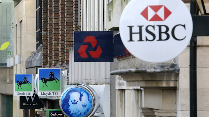 거리의 각 지점 외부에 로이드 TSB, 바클레이스, 냇웨스트, HSBC 은행 간판이 걸려 있다.