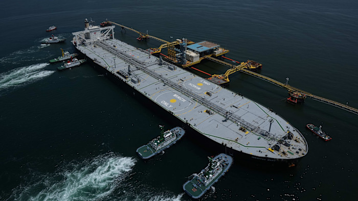 여러 척의 예인선이 적재 플랫폼 옆에서 지원하는 가운데 이세완 해상 선석에 접안 중인 유조선 Idemitsu-maru의 항공 사진.