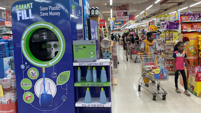 뭄바이의 한 슈퍼마켓 내부에 설치된 Hindustan Unilever Limited(HUL)의 ‘Smart Fill’ 리필 기계.