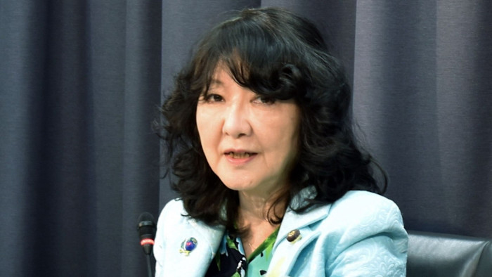 사쓰키 가타야마가 일본 엔화의 대미 달러 환율이 39년 만의 최저 수준으로 떨어진 뒤 도쿄에서 기자들에게 발언하고 있다.