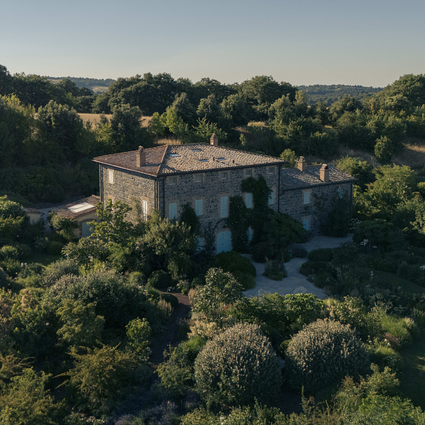 울창하고 다양한 식물로 가득한 식물원에 둘러싸인 석조 빌라