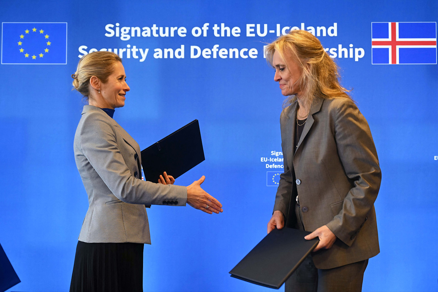 EU-아이슬란드 파트너십 체결식에서 문서를 든 Kaja Kallas와 Thorgerdur Katrin Gunnarsdottir가 악수하고 있다.