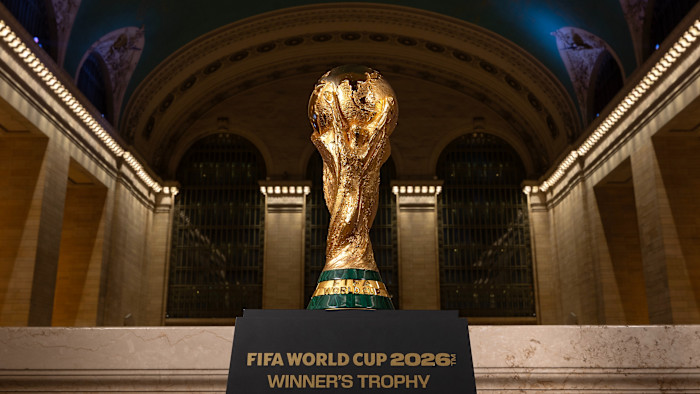 받침대에 전시된 2026 FIFA 월드컵 우승 트로피
