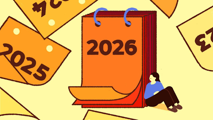 ‘2026’이라고 표시된 대형 달력 아래 앉아 있는 사람과, 이전 연도 페이지들이 주변에 흩어져 있으며 각 페이지가 전년보다 더 짙은 주황색을 띠는 모습을 보여주는 일러스트.