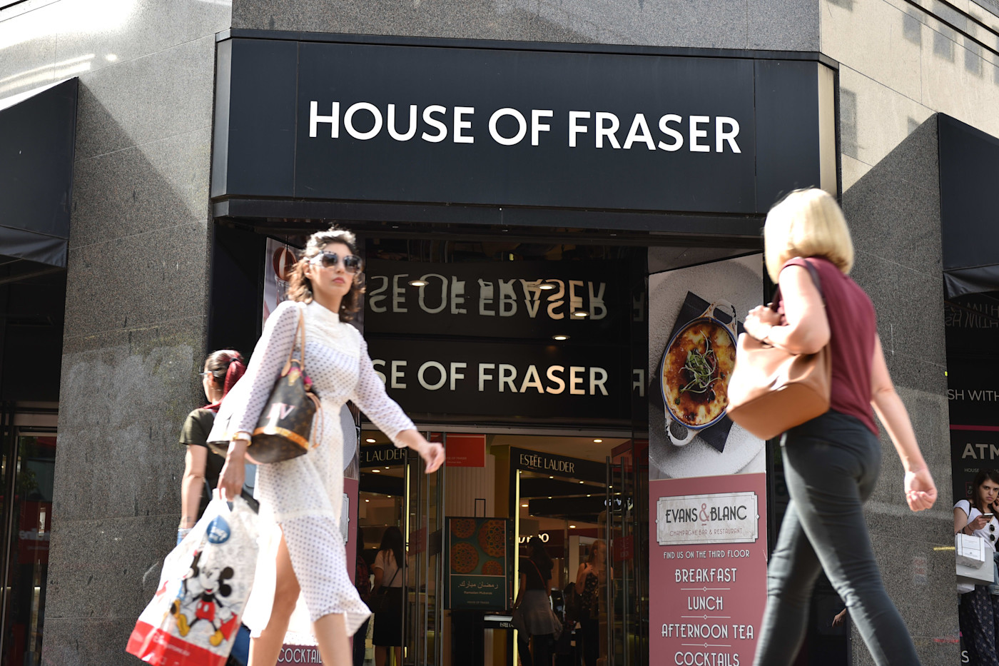 쇼핑객들이 매장 간판이 보이는 옥스퍼드 스트리트의 House of Fraser 매장 입구를 지나가고 있다.