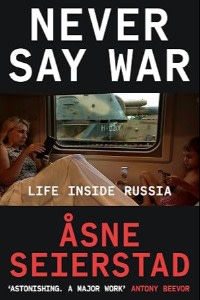 아우스네 세이에르스타드의 『Never Say War: Life Inside Russia』 책 표지로, 기차 안의 여성과 소년이 보인다.