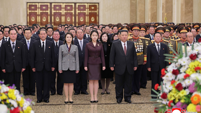 김정은과 리설주, 딸 김주애가 금수산태양궁전 공식 행사 앞에 서 있다.