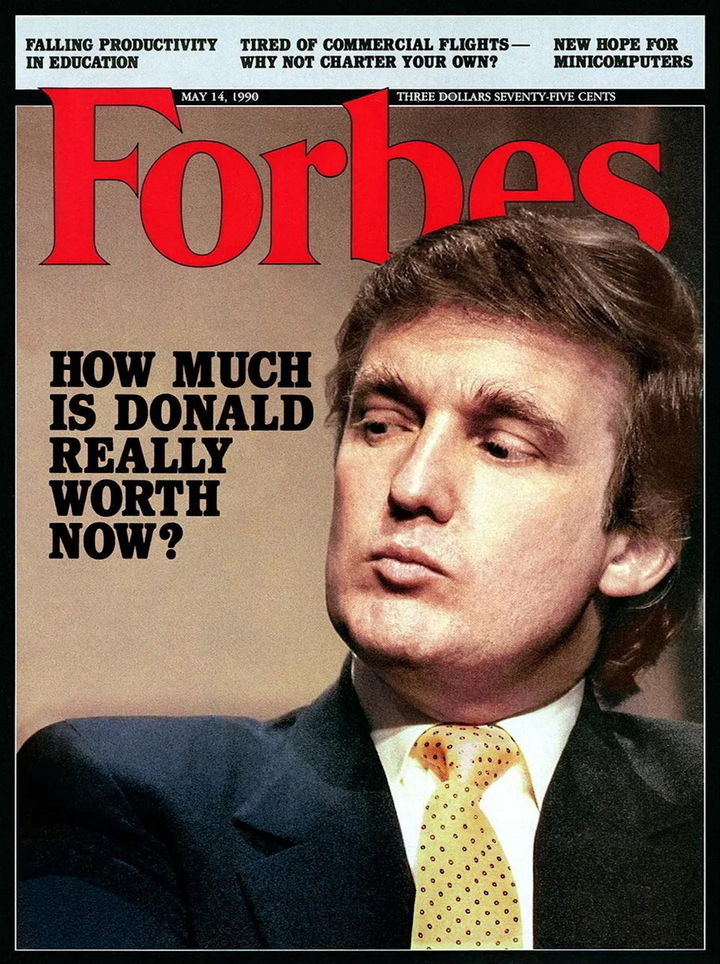1990년 5월 Forbes 표지에 실린 Donald Trump가 정장과 노란 넥타이를 착용한 채 옆을 바라보고 있으며, 그의 순자산에 의문을 제기하는 헤드라인이 보인다.