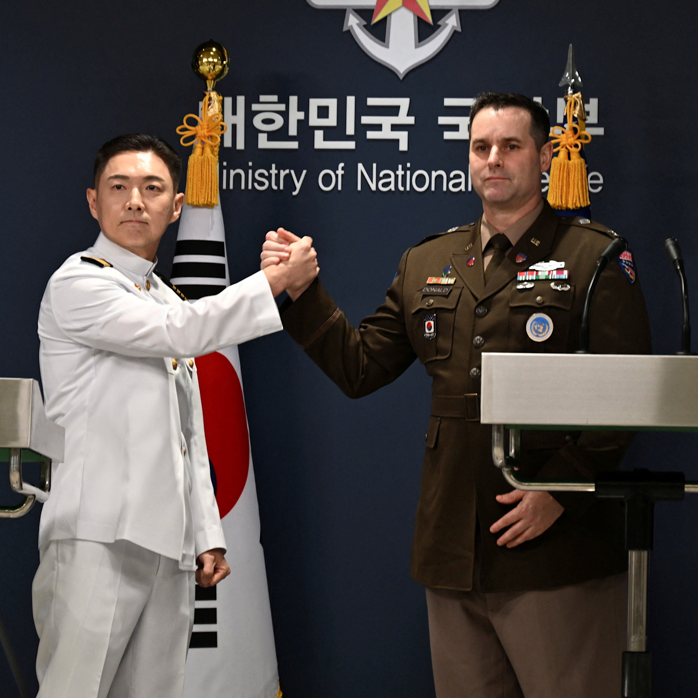이달 기자설명회에 참석한 한국 합동참모본부 공보실장 장도영 대령과 유엔군사령부·한미연합군사령부·주한미군 공보실장 Ryan Donald 대령