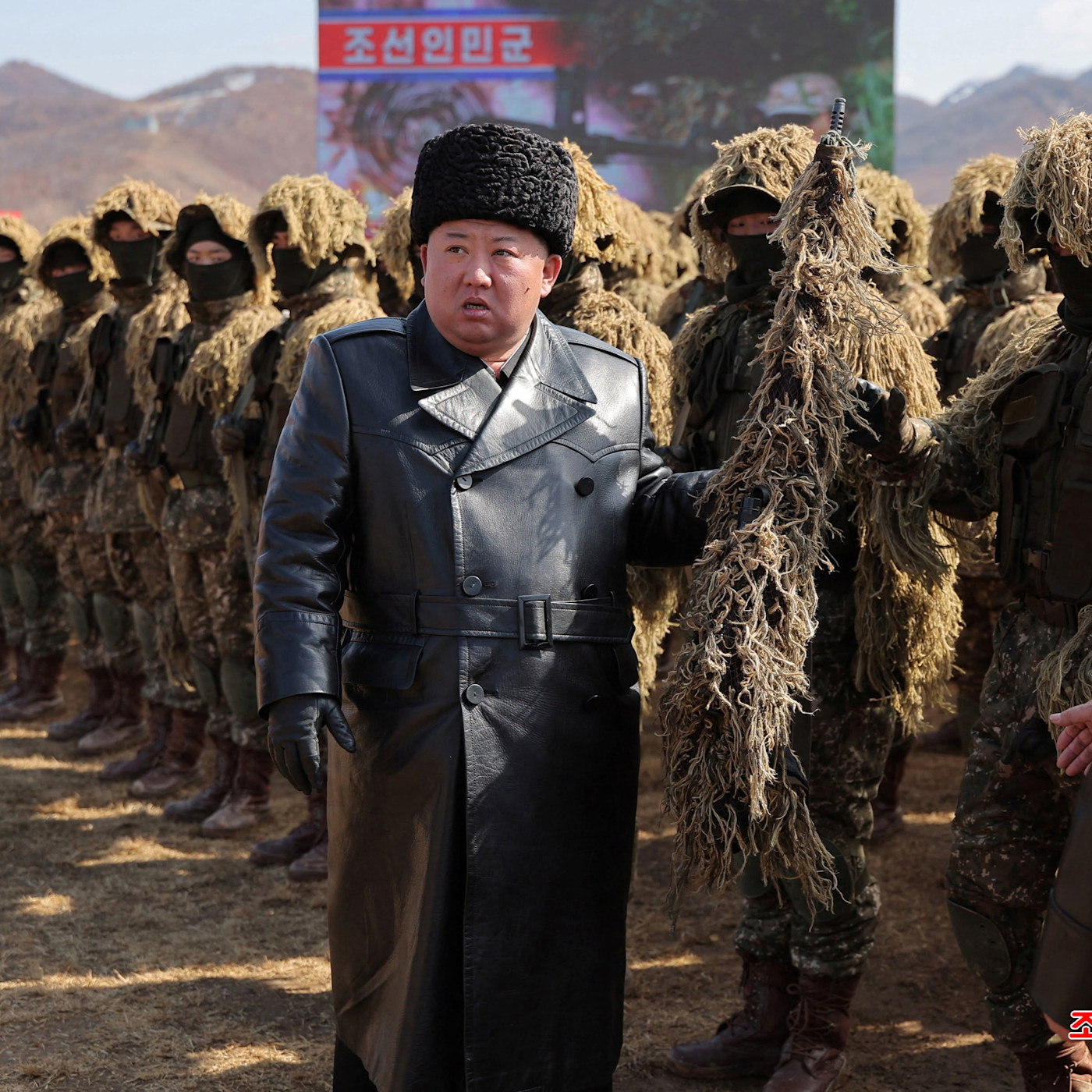 3월 평양에서 열린 조선인민군 사격대회를 방문한 북한 지도자 김정은이 저격소총을 들고 있다