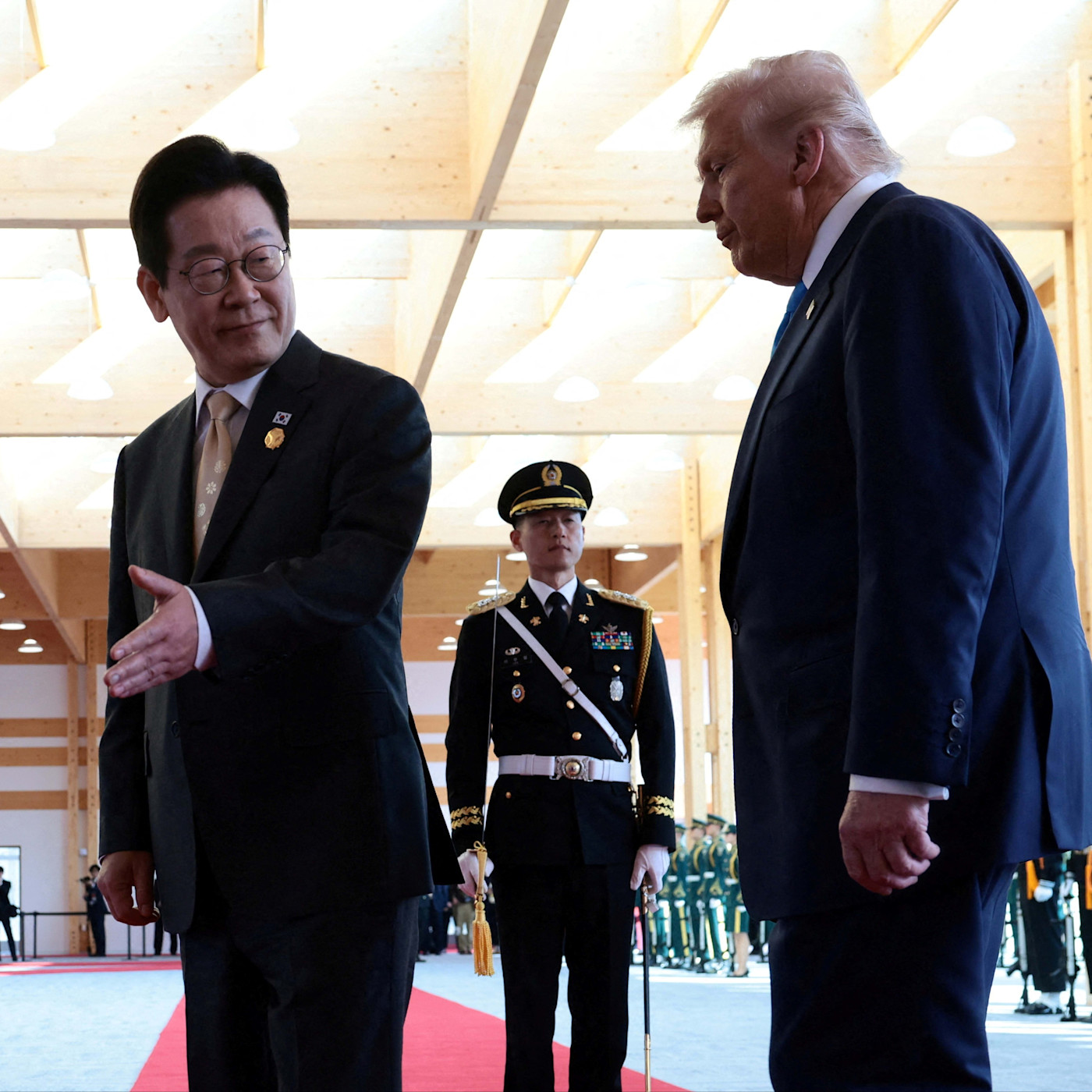 지난해 한국 경주에서 열린 아시아태평양경제협력체(APEC) 정상회의에서 만난 이재명 한국 대통령과 도널드 트럼프 미국 대통령