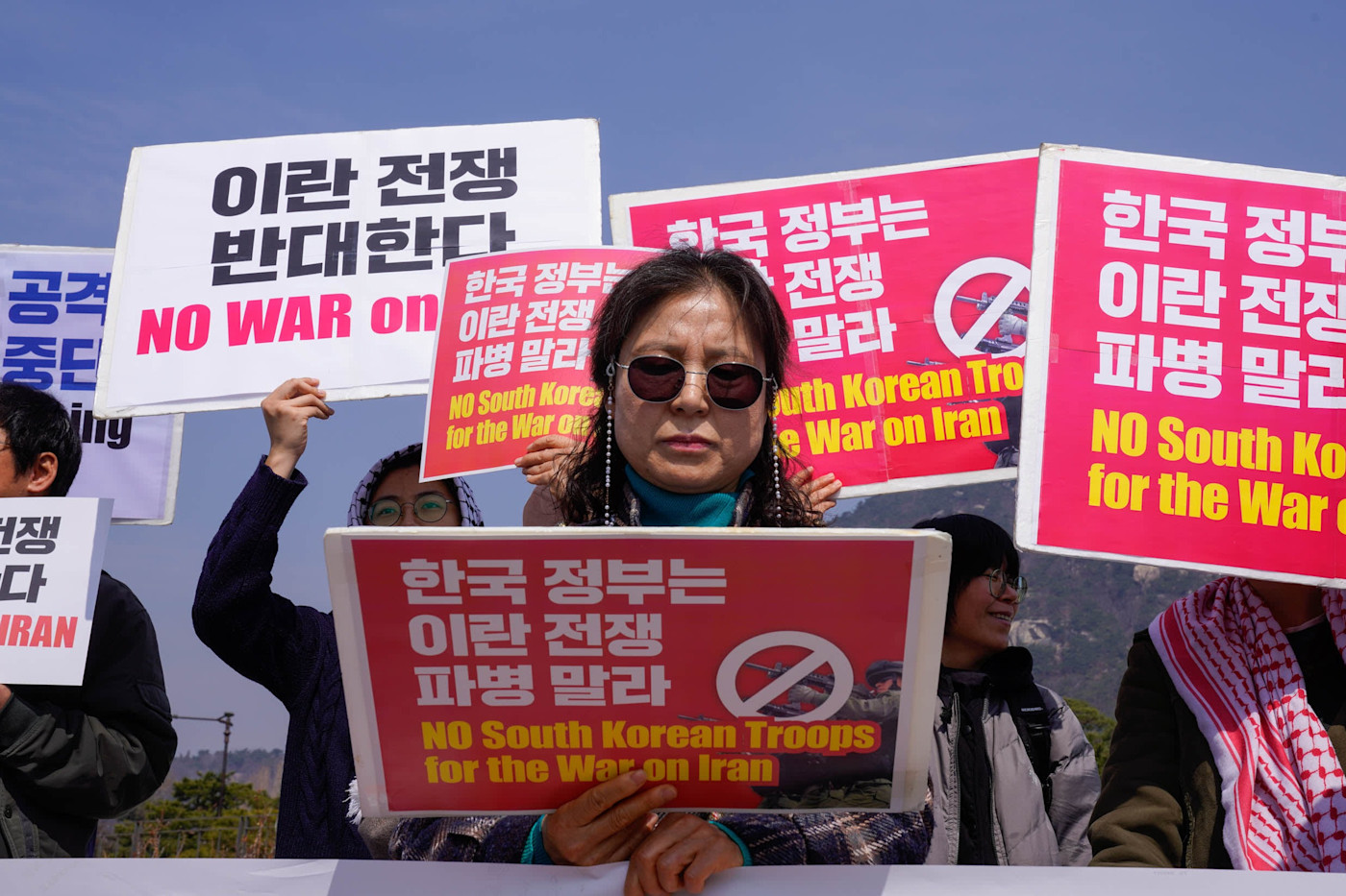서울에서 시위대가 미국의 이란 전쟁에 대한 한국의 관여에 반대하며 시위를 벌이고 있다