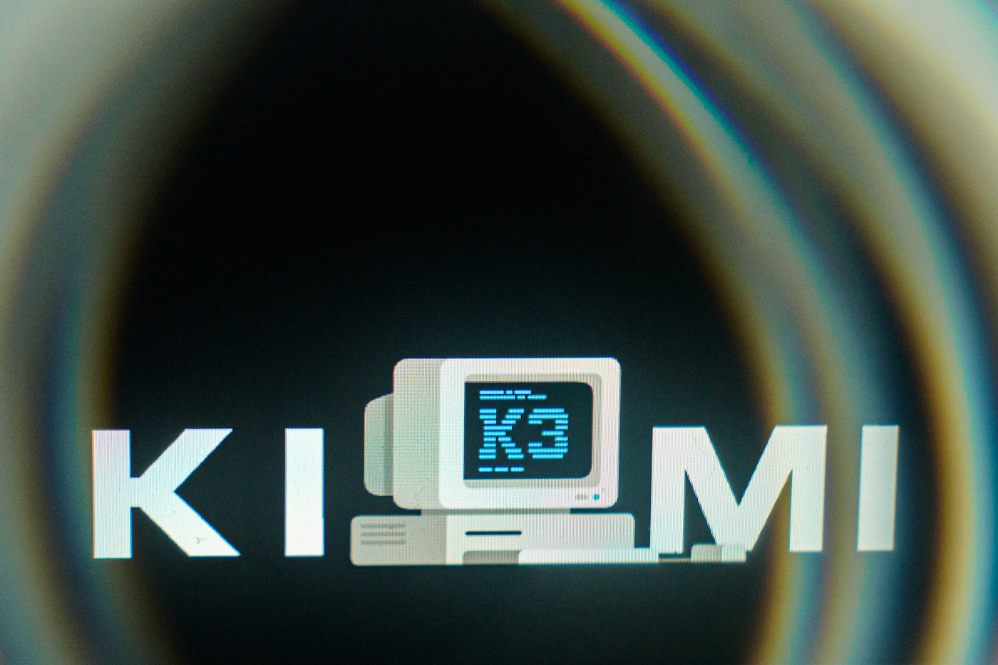 노트북 화면에 표시된 Kimi K3 로고로, 모니터에 “K3”가 적힌 빈티지 컴퓨터 일러스트가 특징이다.