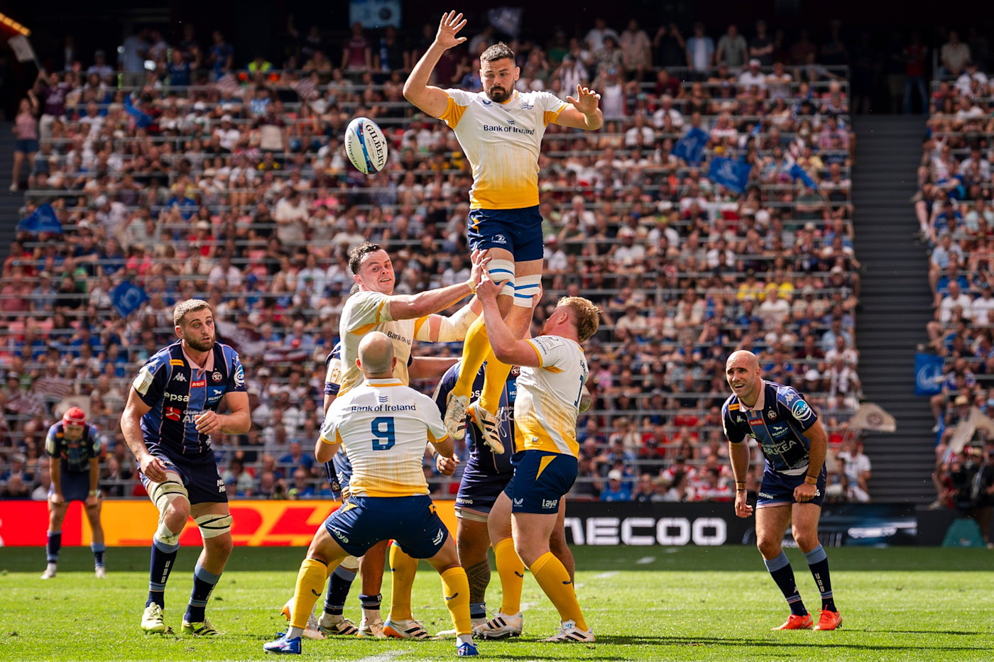챔피언스컵 결승전 라인아웃에서 Leinster Rugby의 Max Deegan이 공을 잡기 위해 동료들에게 들어 올려지고 있다.