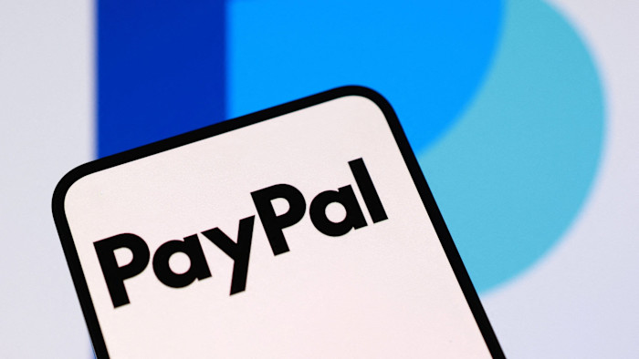 파란색과 청록색 추상 배경을 바탕으로 스마트폰 화면에 표시된 PayPal 로고