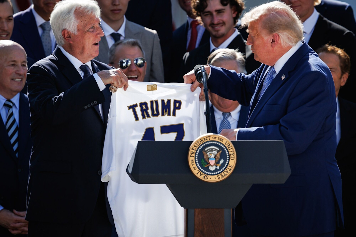마크 월터가 백악관 행사에서 도널드 트럼프 미국 대통령에게 뒷면에 ‘Trump 47’이 적힌 로스앤젤레스 다저스 유니폼을 건네고 있다.