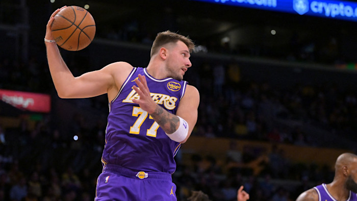 LA Lakers의 Luka Doncic이 San Antonio Spurs와의 전반전 경기에서 리바운드를 잡고 있다.
