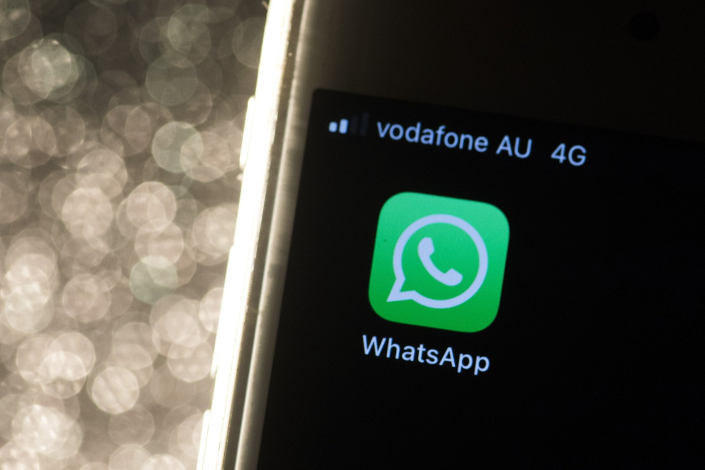 스마트폰 화면에 표시된 WhatsApp 앱 아이콘과 Vodafone AU 4G 네트워크 표시.