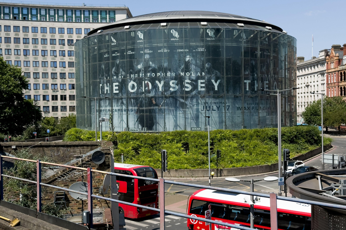 런던 워털루역 인근 BFI IMAX 영화관을 두른 Christopher Nolan 감독의 영화 ‘The Odyssey’ 대형 광고.