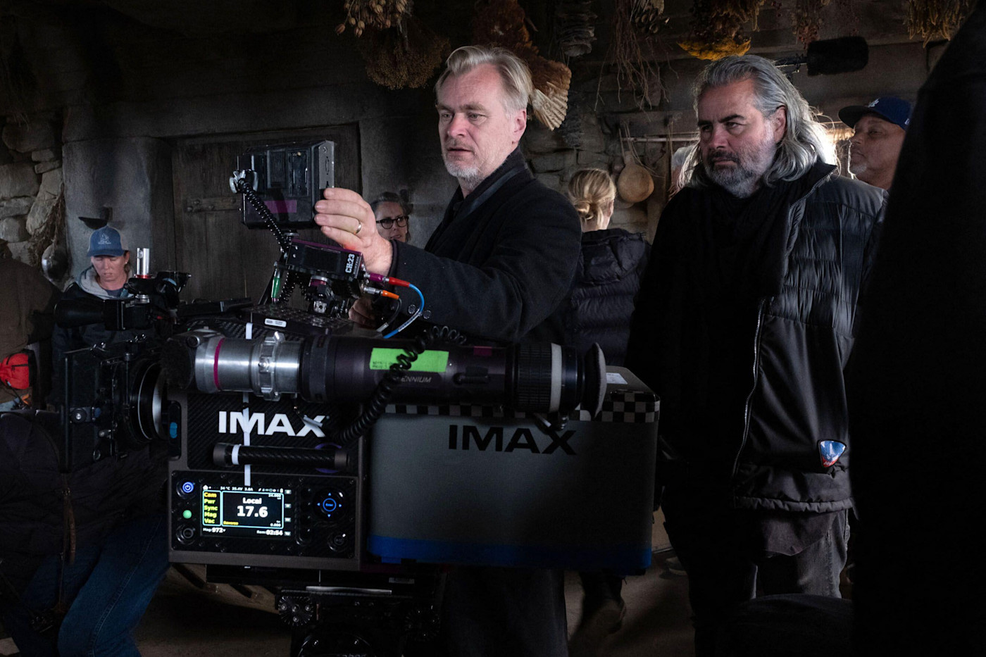 ‘오디세이’ 촬영 중 Imax 카메라를 조작하는 촬영 현장의 Christopher Nolan과 Hoyte van Hoytema