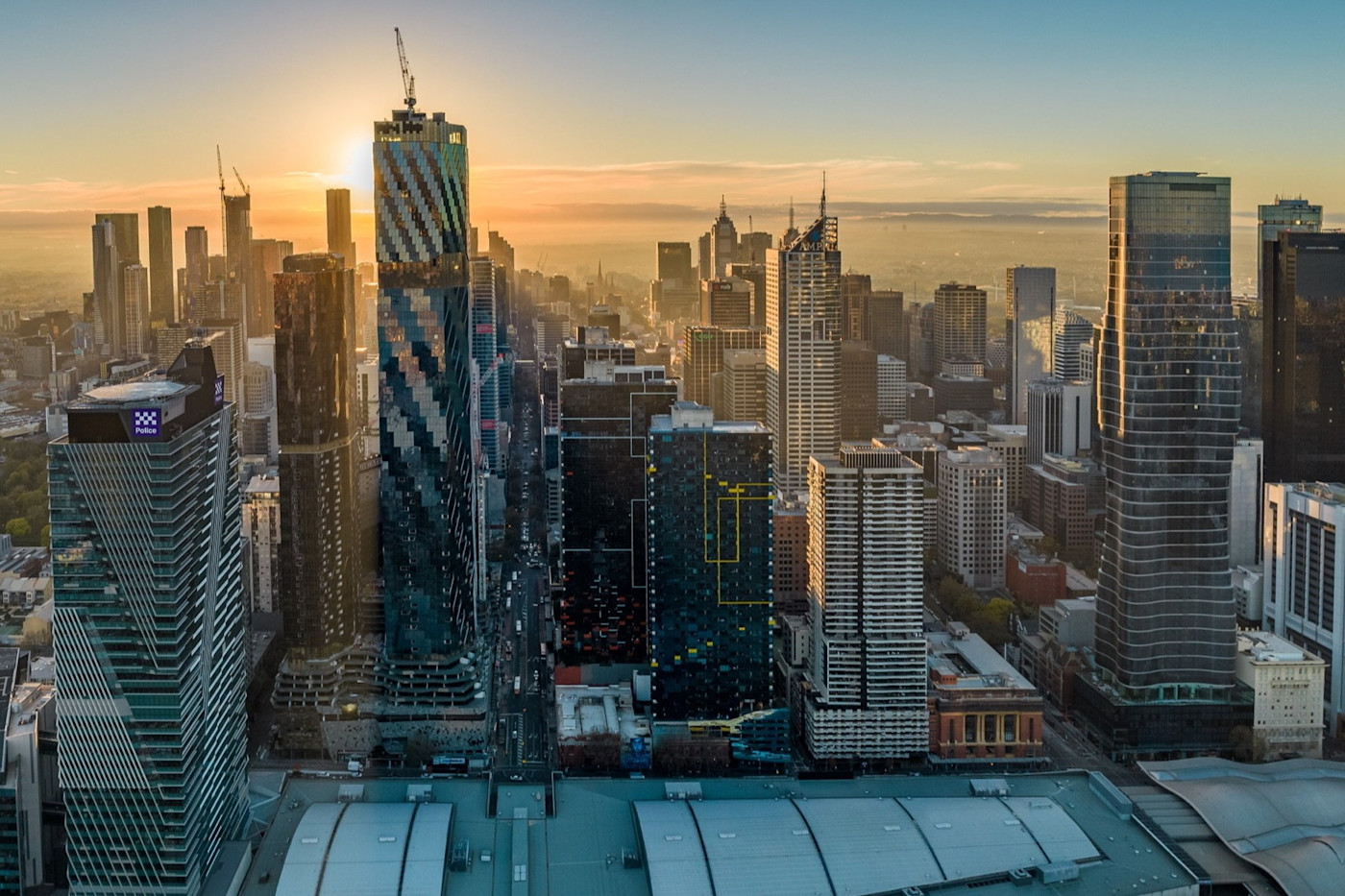 일출 무렵 멜버른 중심업무지구의 항공 전경. The Ritz-Carlton, Melbourne을 비롯한 현대식 고층 빌딩이 보인다.