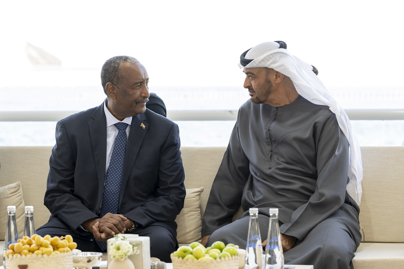 오른쪽은 UAE 통치자 Sheikh Mohamed bin Zayed al-Nahyan과 사실상 수단의 군사 지도자인 Abdel Fattah al-Burhan 장군.