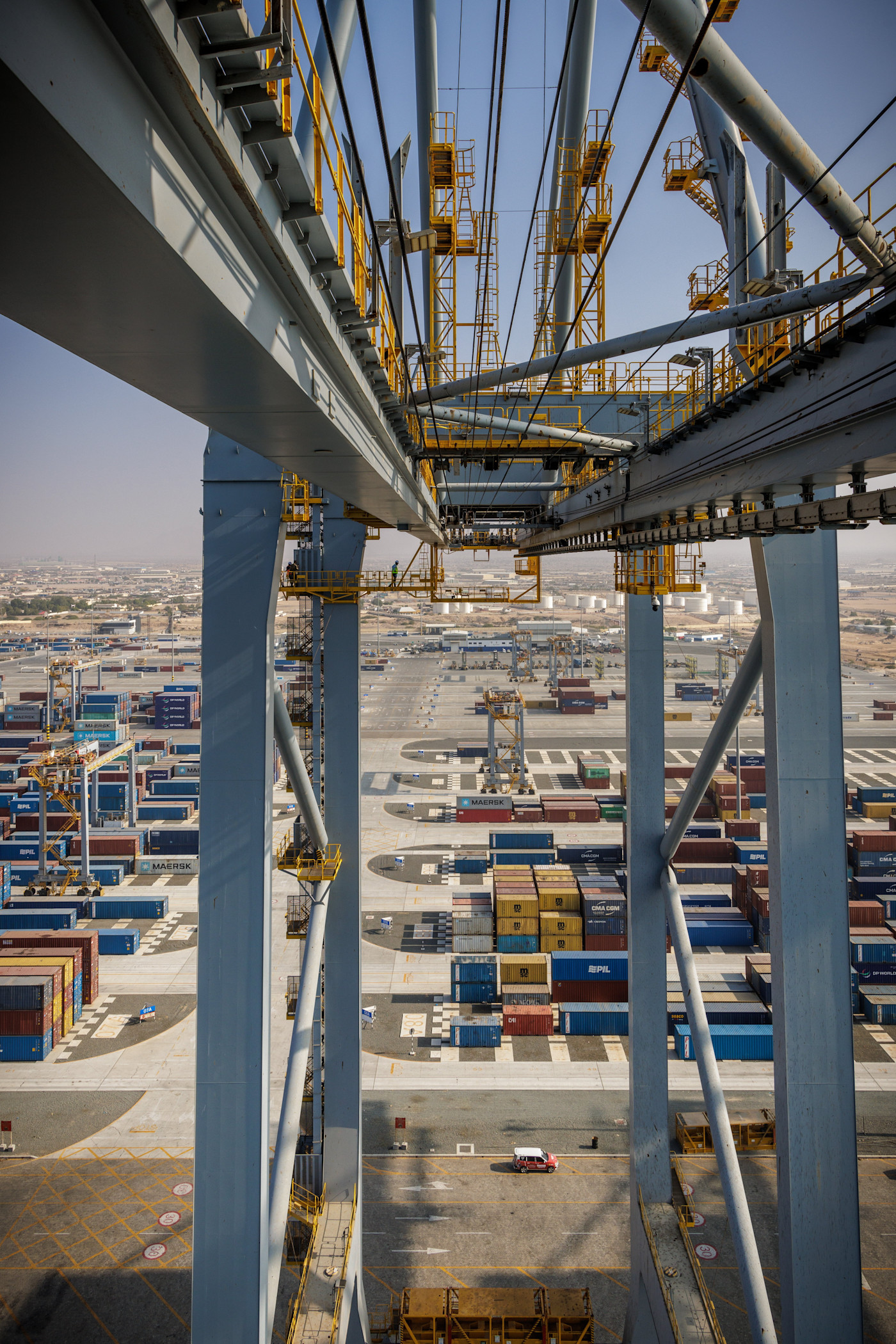 대형 DP World 크레인 높은 곳에서 바라본 베르베라항의 선적 컨테이너와 항만 인프라 전경.