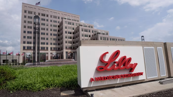대형 빨간색 ‘Lilly’ 간판이 앞에 있는 일라이 릴리 본사 건물.