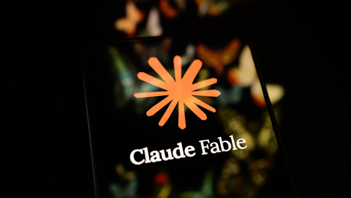 스마트폰 화면에 Claude Fable 로고가 보이고, 아래쪽에는 해당 모델의 다채로운 홍보 이미지가 비친다.