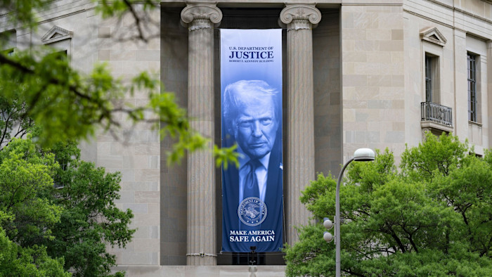 미국 법무부 건물에 Trump 대통령의 초상과 “미국을 다시 안전하게”라는 문구가 담긴 대형 현수막이 걸려 있다.