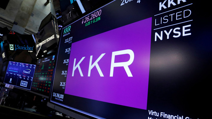 뉴욕증권거래소 거래장에 설치된 대형 화면에 KKR & Co 로고와 주가 정보가 표시돼 있다.