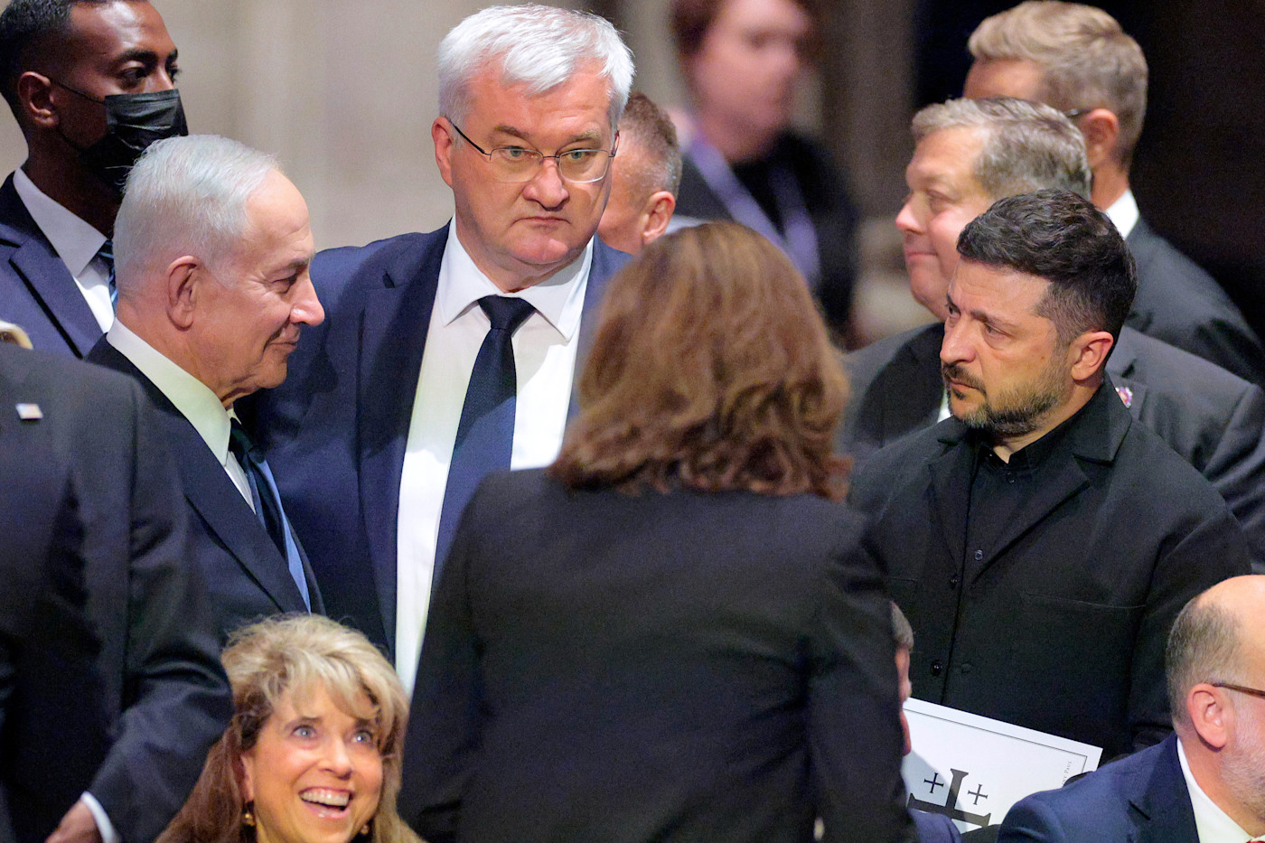 왼쪽부터 이스라엘 총리 Benjamin Netanyahu, 우크라이나 외무장관 Andrii Sybiha, 우크라이나 대통령 Volodymyr Zelensky가 장례식에 함께 서 있다.